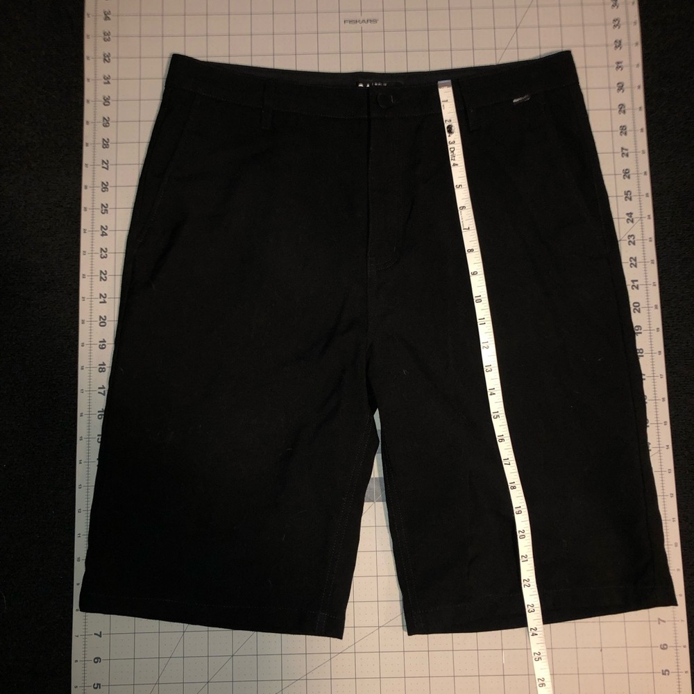 Hurley 23” shorts. Size 34. Black color.